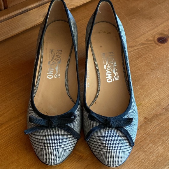 Ferragamo black & white plaid with plexiglass heel & bow detail - Picture 2 of 11